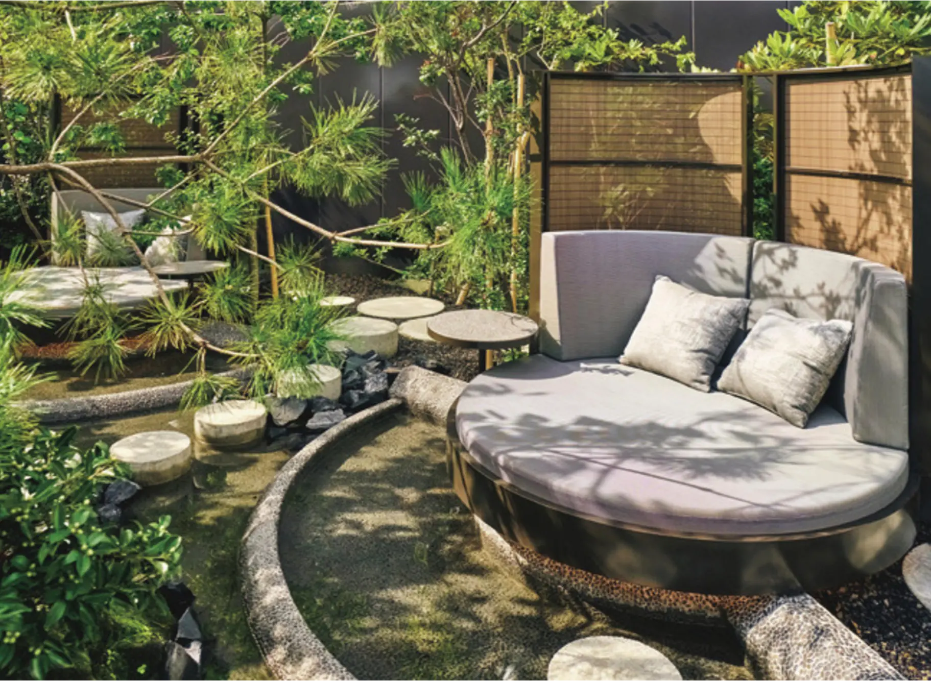 銀座新しい魅力を堪能。都会の日本リゾート『ふふ 東京 銀座』開業　ルーフトップラウンジ「ゆそら」には、足湯があるブースやソ ファを設置。夕方はフリーフローを楽しめる