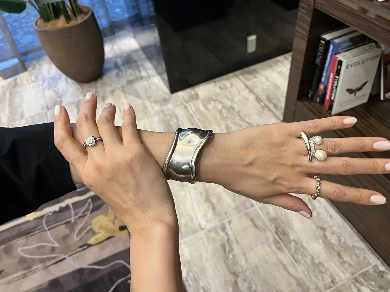 涼しいカットソーでラクをしている分、アクセサリーで華やぎを盛らなければ」