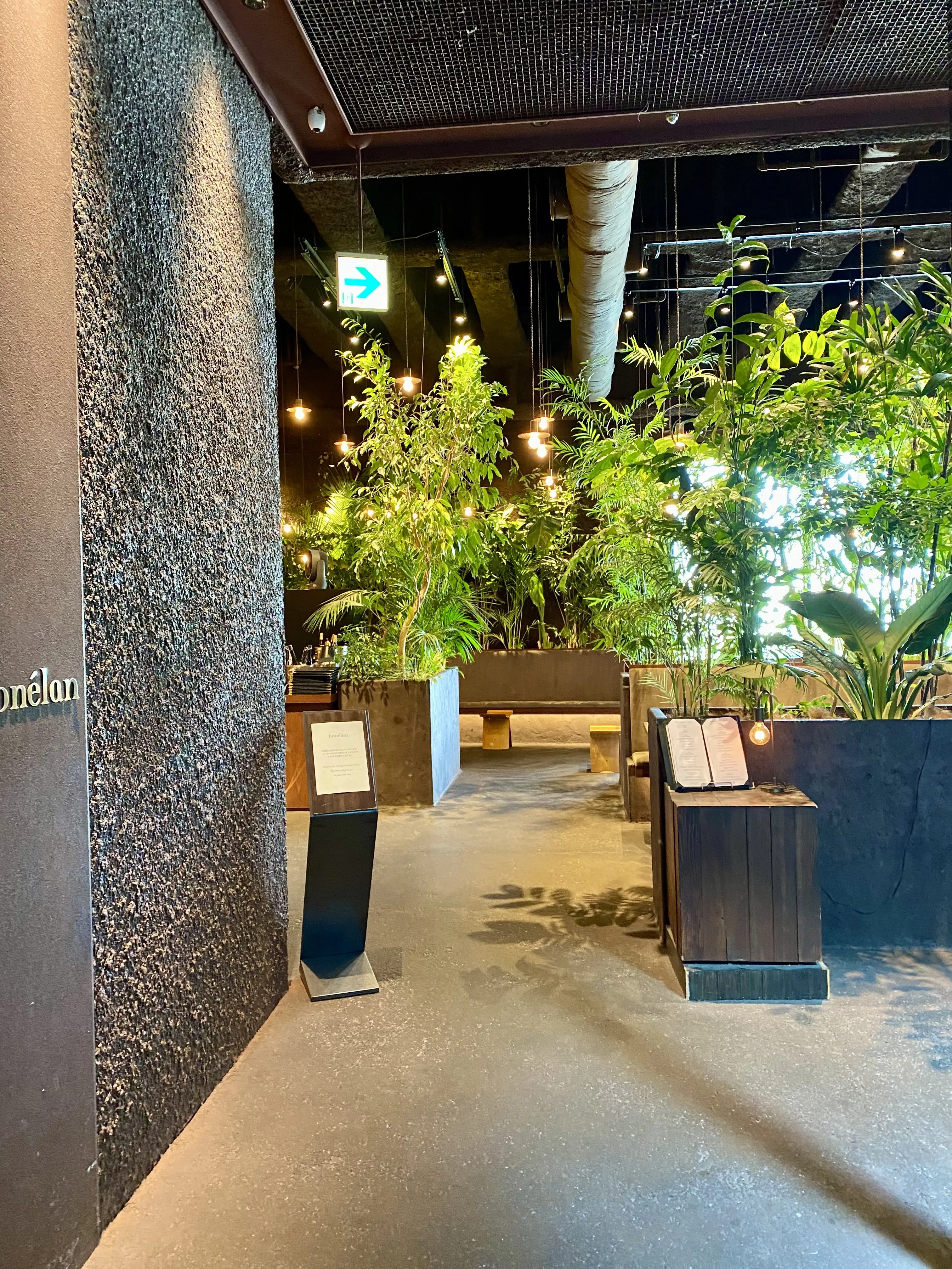 表参道GYRE4Fのフレンチレストランbonélan（ボネラン）入口。グリーンに囲まれた開放的なダイニング空間