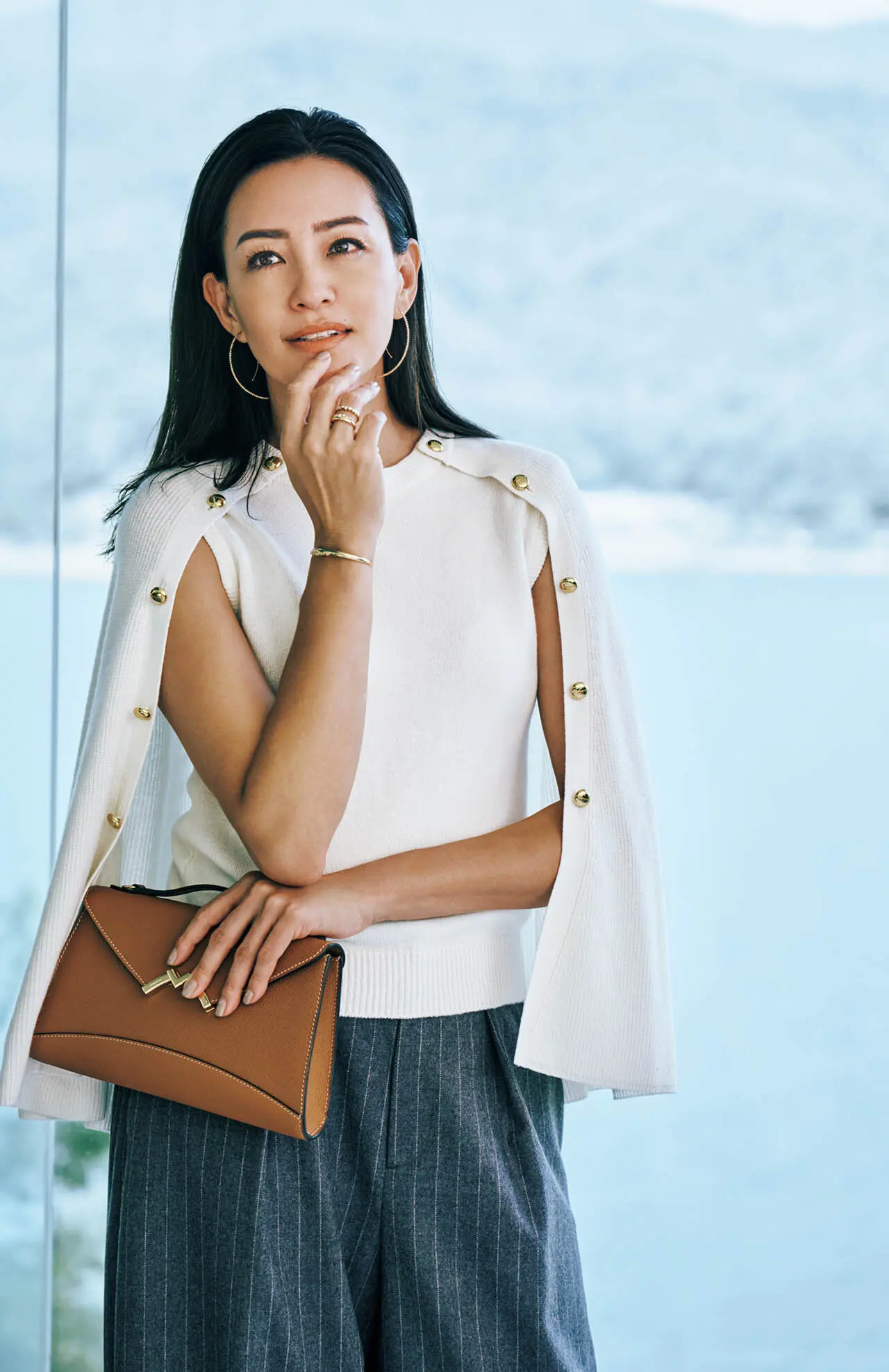 ケープ風の華やぎデザインが、 　　予定がある日の上半身映えを約束