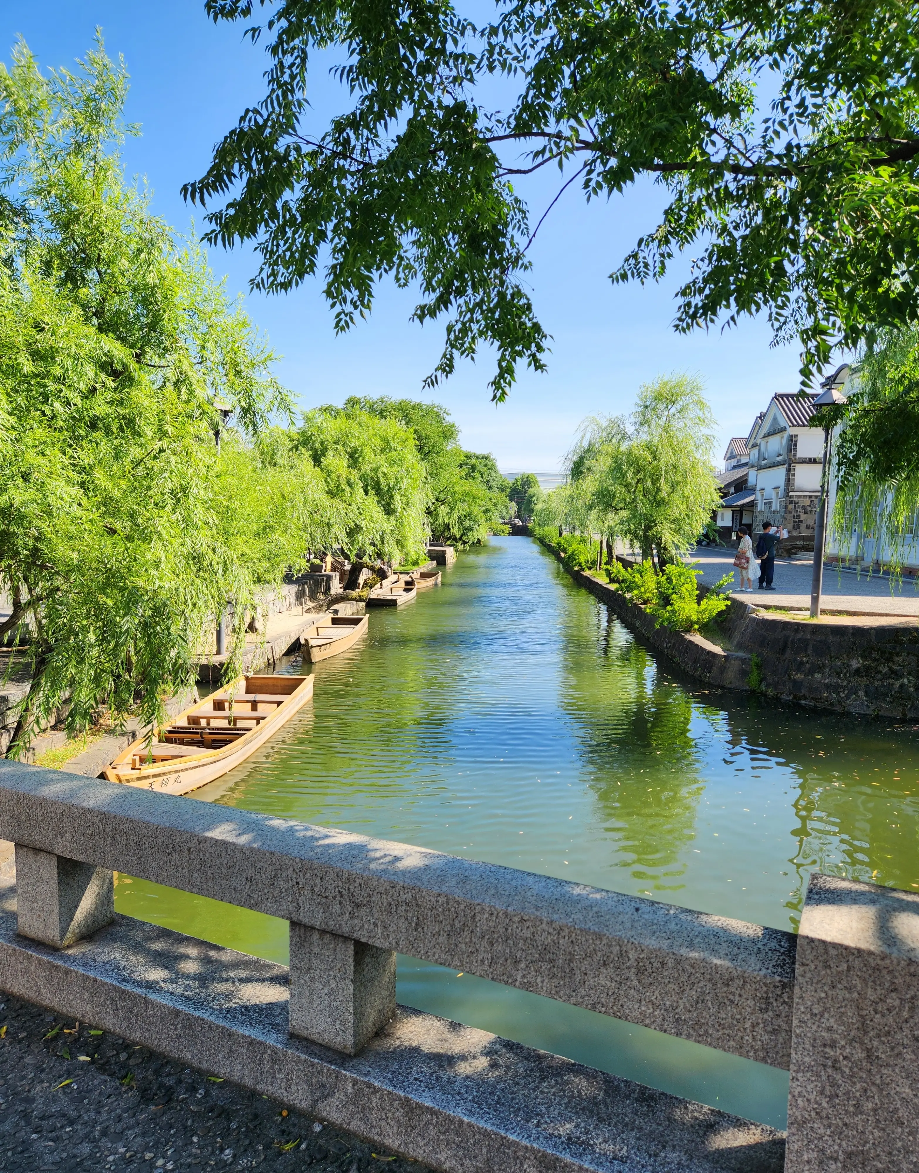 とても絵になる風景。川沿いの柳が涼しげです。