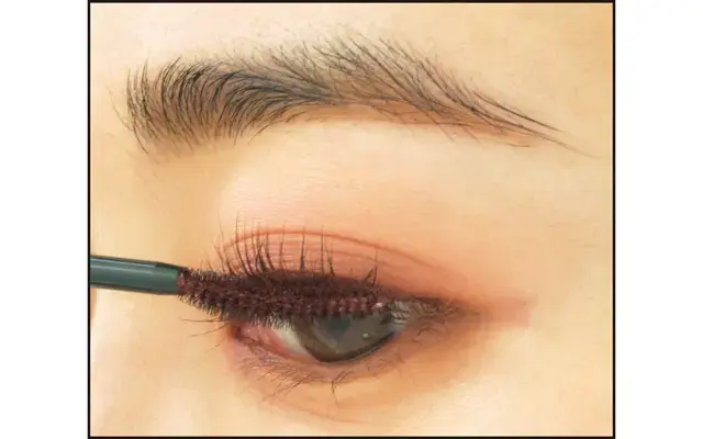 インラインを埋めたら、赤みブラウンのマスカラでまつ毛をしっかりカールアップ。根元はよりしっかり濃いめに。