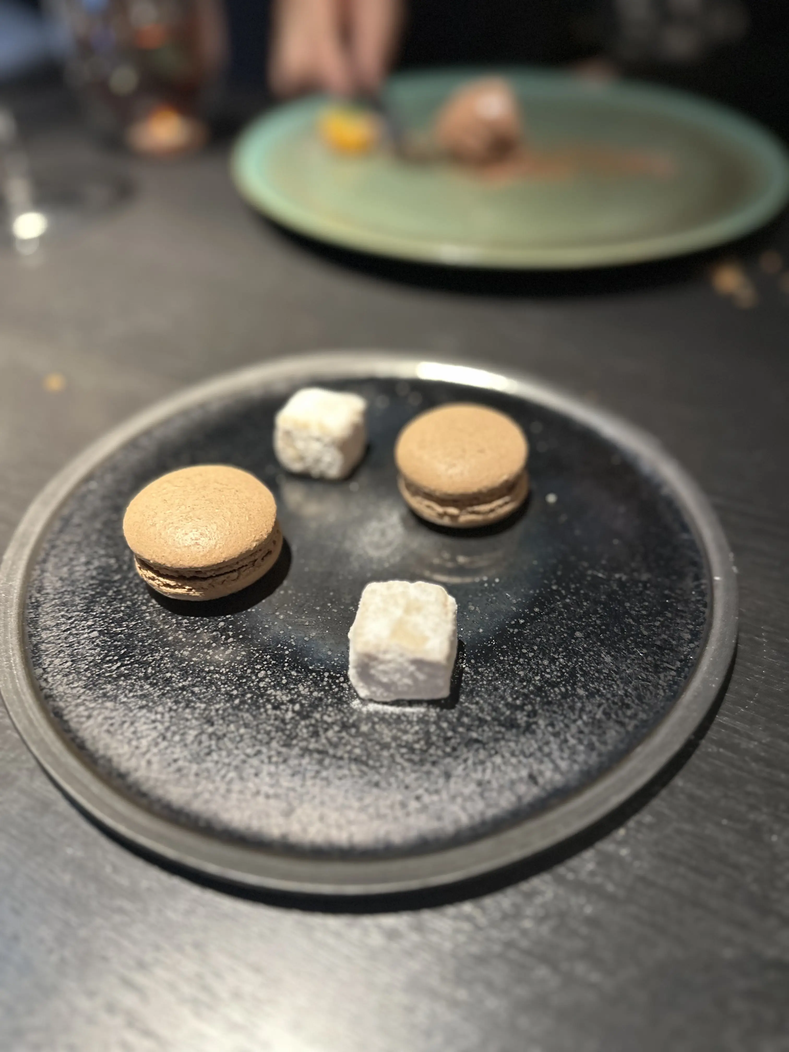 ネイビーに赤。大人は“差し色”で新年を制す_1_6-3