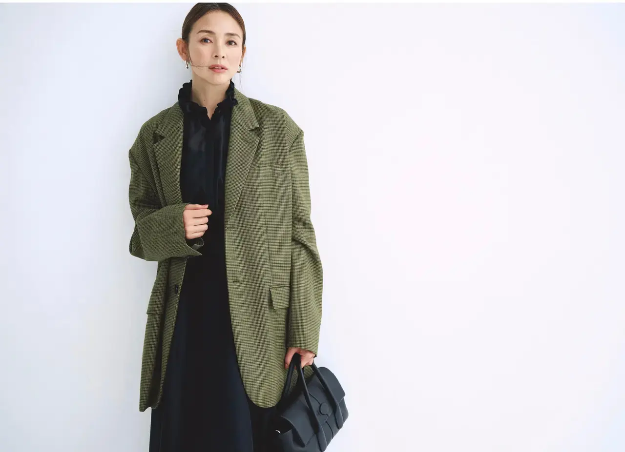 辛口ジャケットから甘いフリルをのぞかせて、秋のトラッドスタイルを旬なバランスに導く。気温15℃