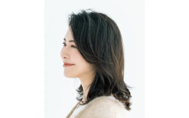 横から見たエレガントなミディアムヘアスタイル