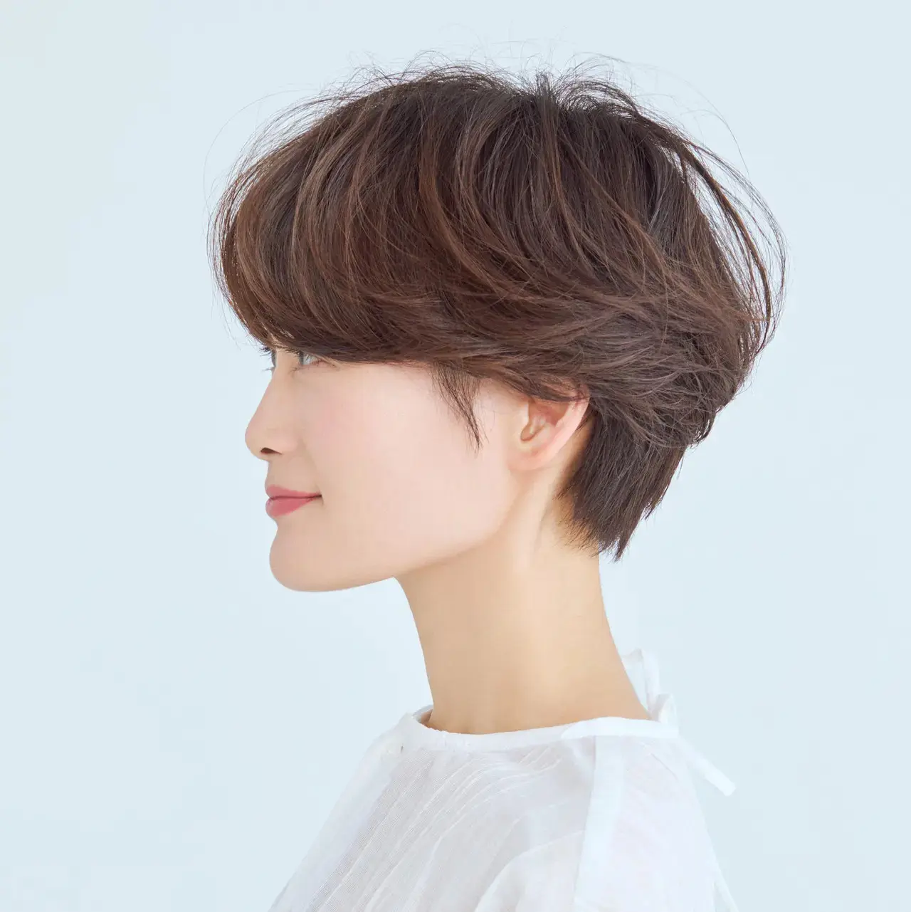 ミニマルなデザインの大人ショートで、モードな印象もボリュームアップも！【50代髪型・ヘアスタイル】