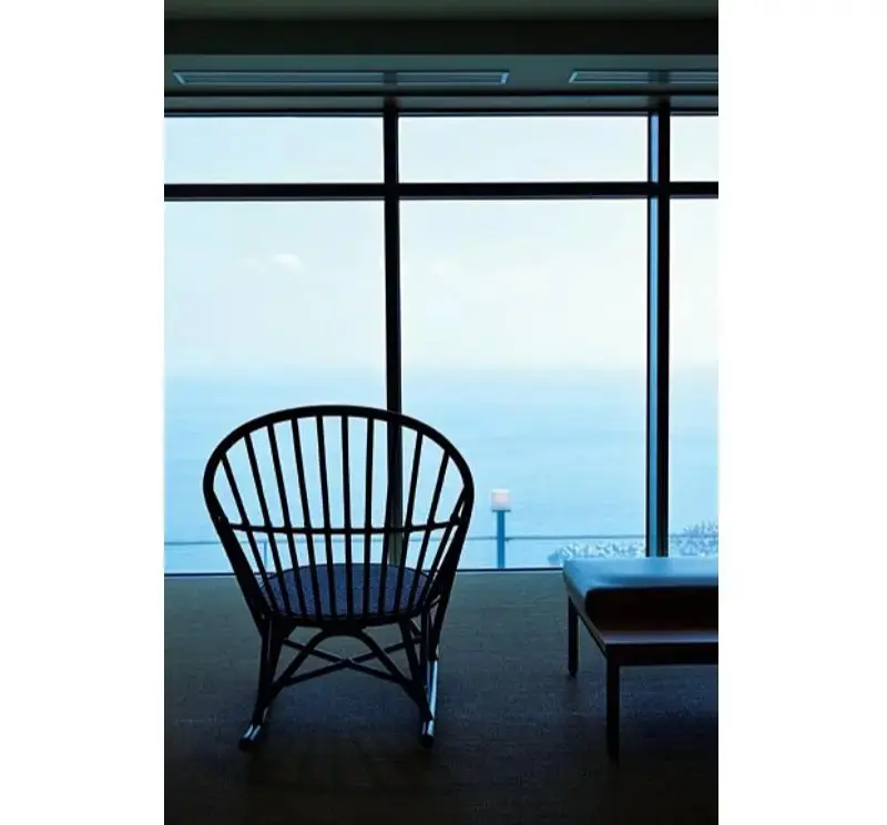 展望露天風呂では、着替えをするスペースからも海を眺望。館内はどこもゆとりのある造りだ