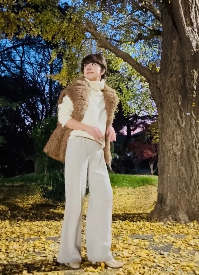 冬のホワイト&amp;ブラックパンツコーデにブラウンのニットコートで華やかさをプラス_1_6