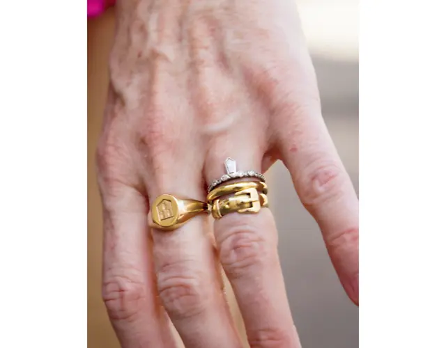 ヘザー（教師／俳優・パリ）結婚指輪にゴールド＆シルバーのヴィンテージリングを重ねづけ