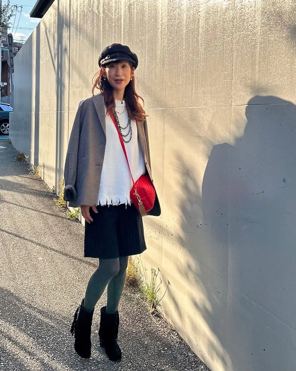 無印良品のブラウンジャケットに赤いバッグを効かせて♪_1_7