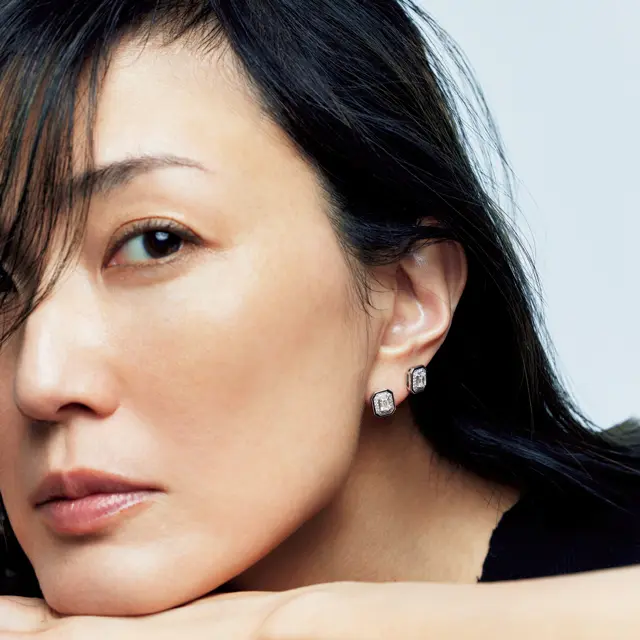 板谷由夏と50歳からの新名品】「ブシュロン」のスタッズイヤリングは50