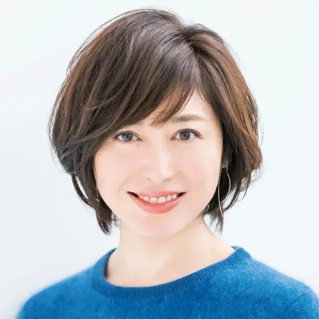 トップのボリュームアップ効果抜群!長めの丸みショートヘア【50代髪型・ヘアスタイル】