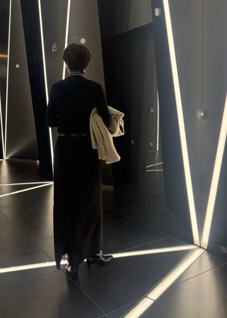 一着のブラックタイトスカートから始まるミニマムな装い_1_3