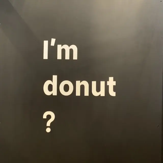 壁に書かれているI&#039;m donut？の文字