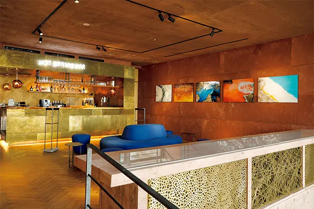 「HOT SPRING BAR」のネオンサインや家具は大阪を拠点とするデザイン会社・ graf作、壁面には草本利枝の《Another Water》を展示。