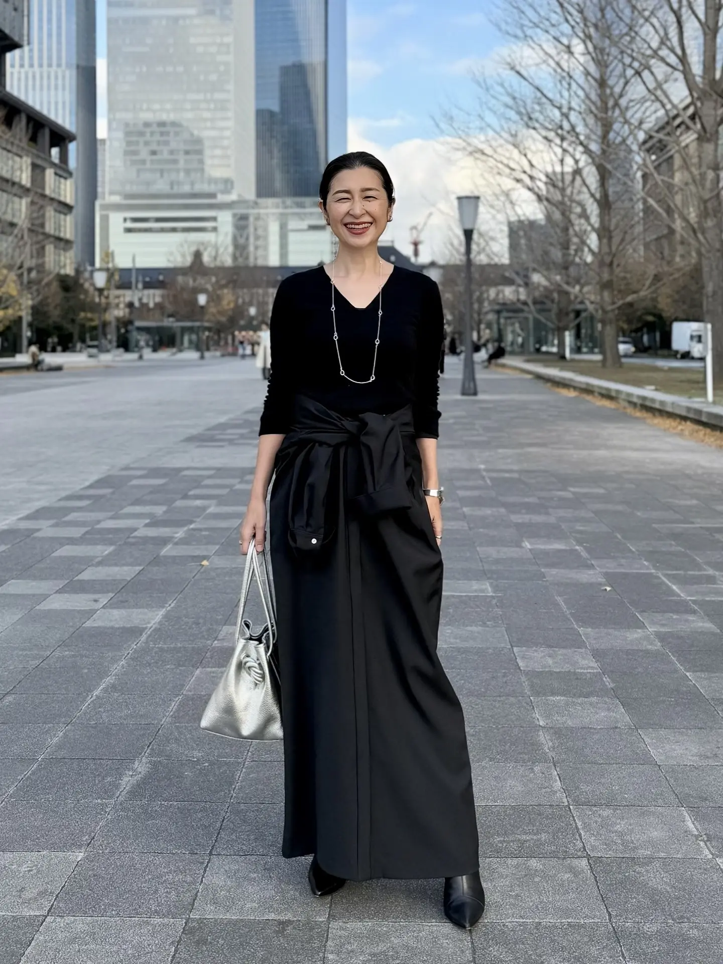 イーバイエクラ　黒ワンピース　着回し　50代ワンピースコーデ　アラフィフワンピースコーデ　シルバーバッグ　シルバーネックレス　黒ショートブーツ