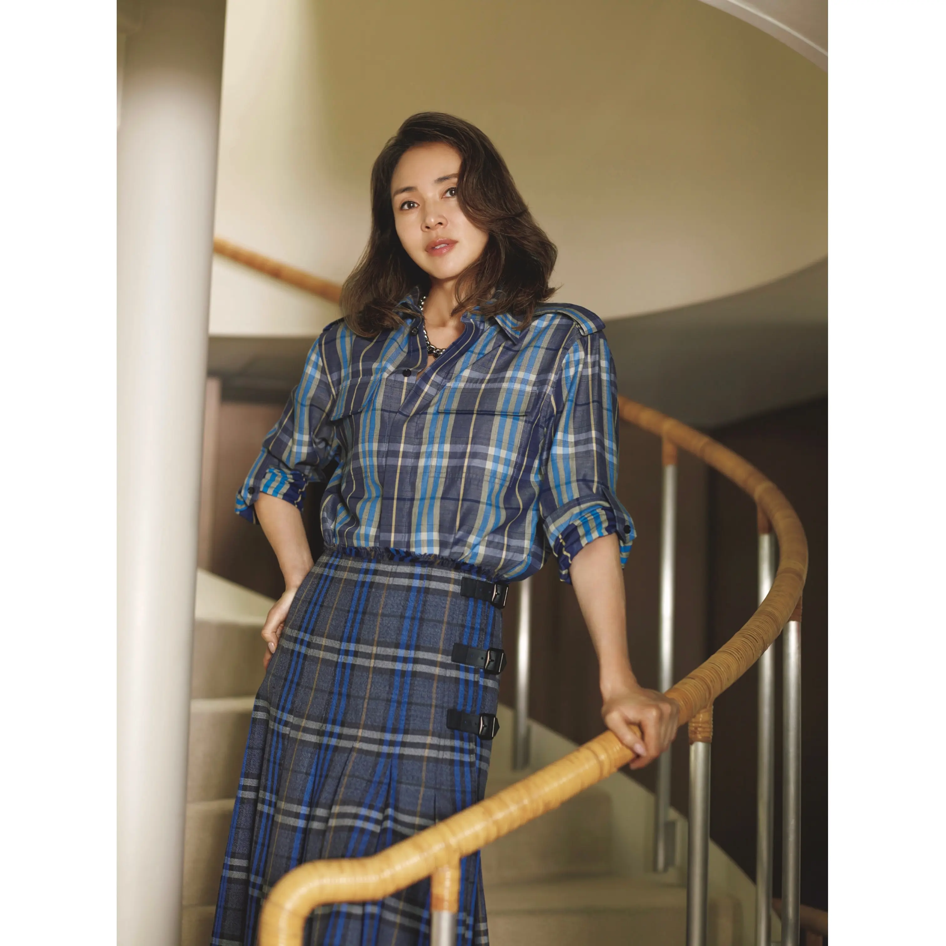 ブルーチェック柄シャツにブルーチェック柄スカートを合わせたコーディネート モデル・SHIHO