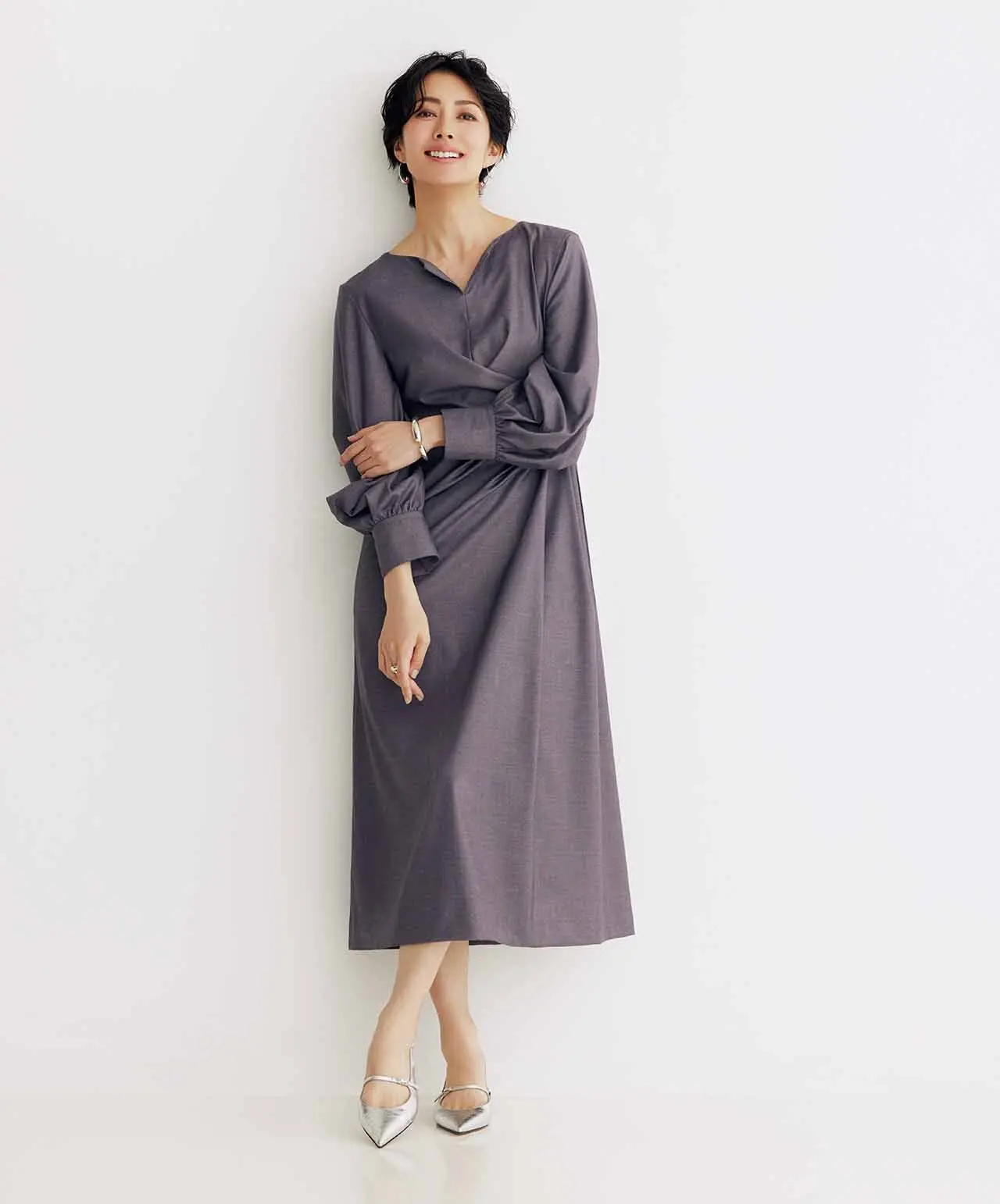 美シルエットの ワンピースには グレイッシュシャドウで まなざしに品格を