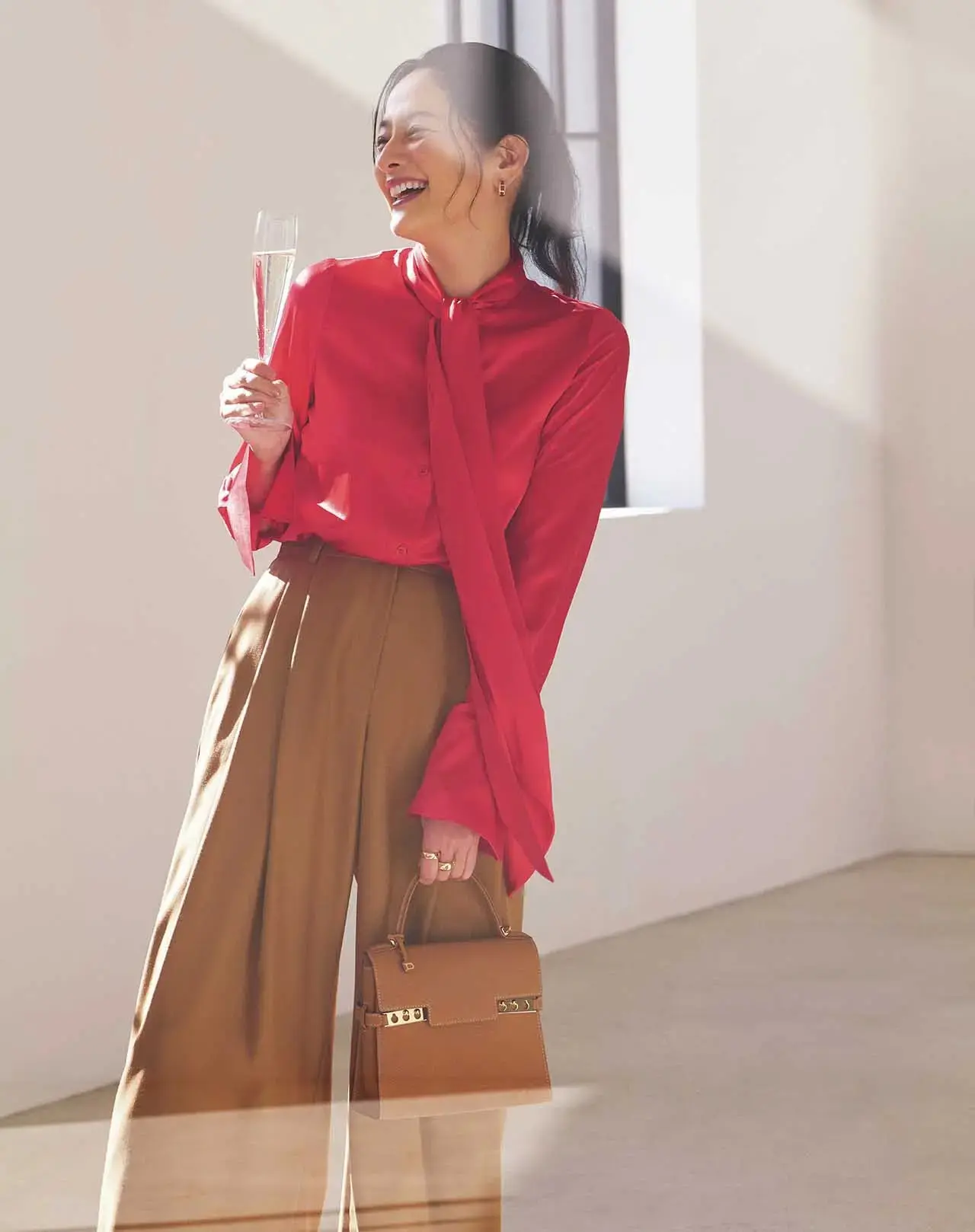 年齢を重ねた今こそ向き合える、鮮やかな赤のサテンシャツ。とびきりの笑顔でパーティの主役に！