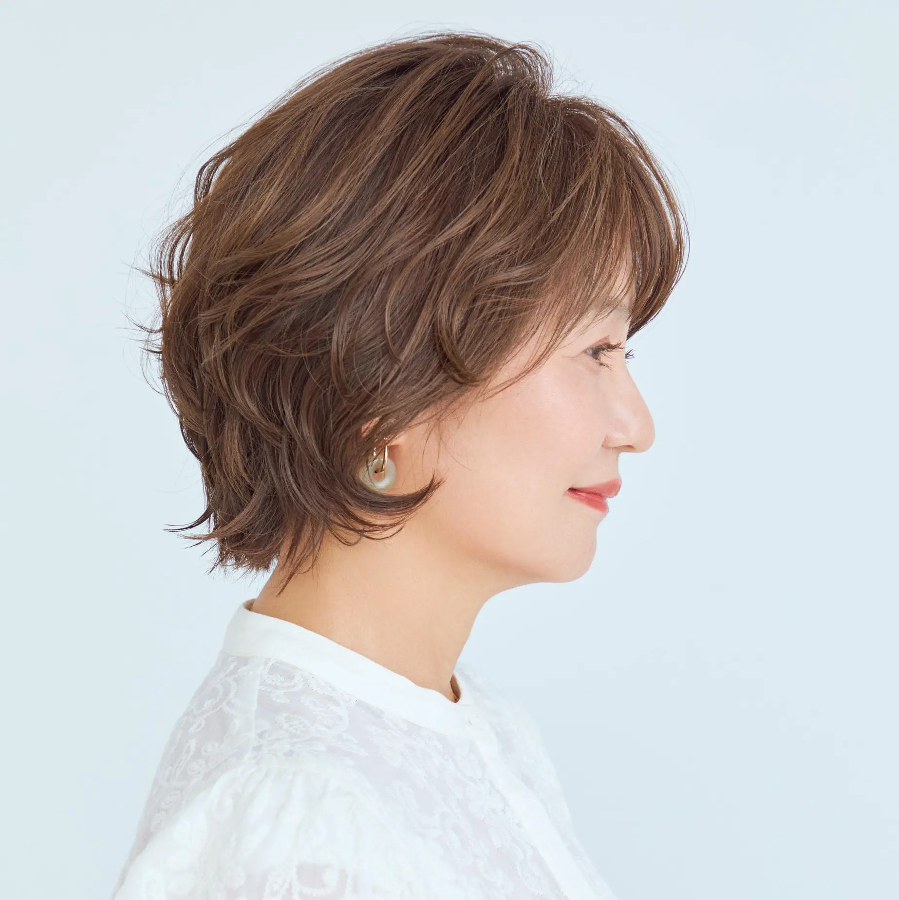 横から見たレイヤーショートヘアスタイル