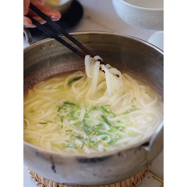 少し煮詰まってとろっ とした濃厚な鶏のスー プに、ゆでた細うどん を投入。うま味を吸わ せるように軽く煮る