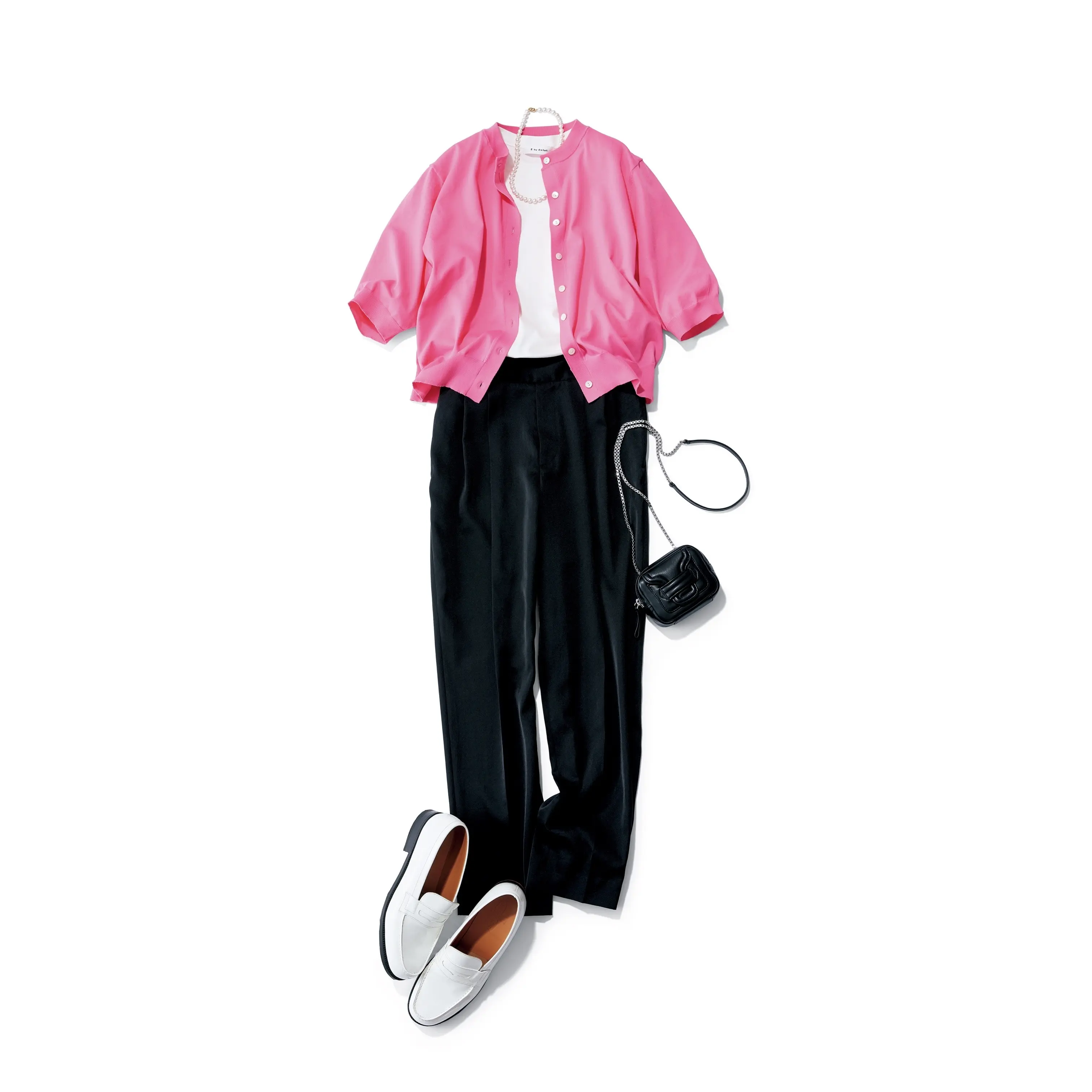 ピンク半袖ニットカーディガンと白トップス、黒パンツのコーディネート