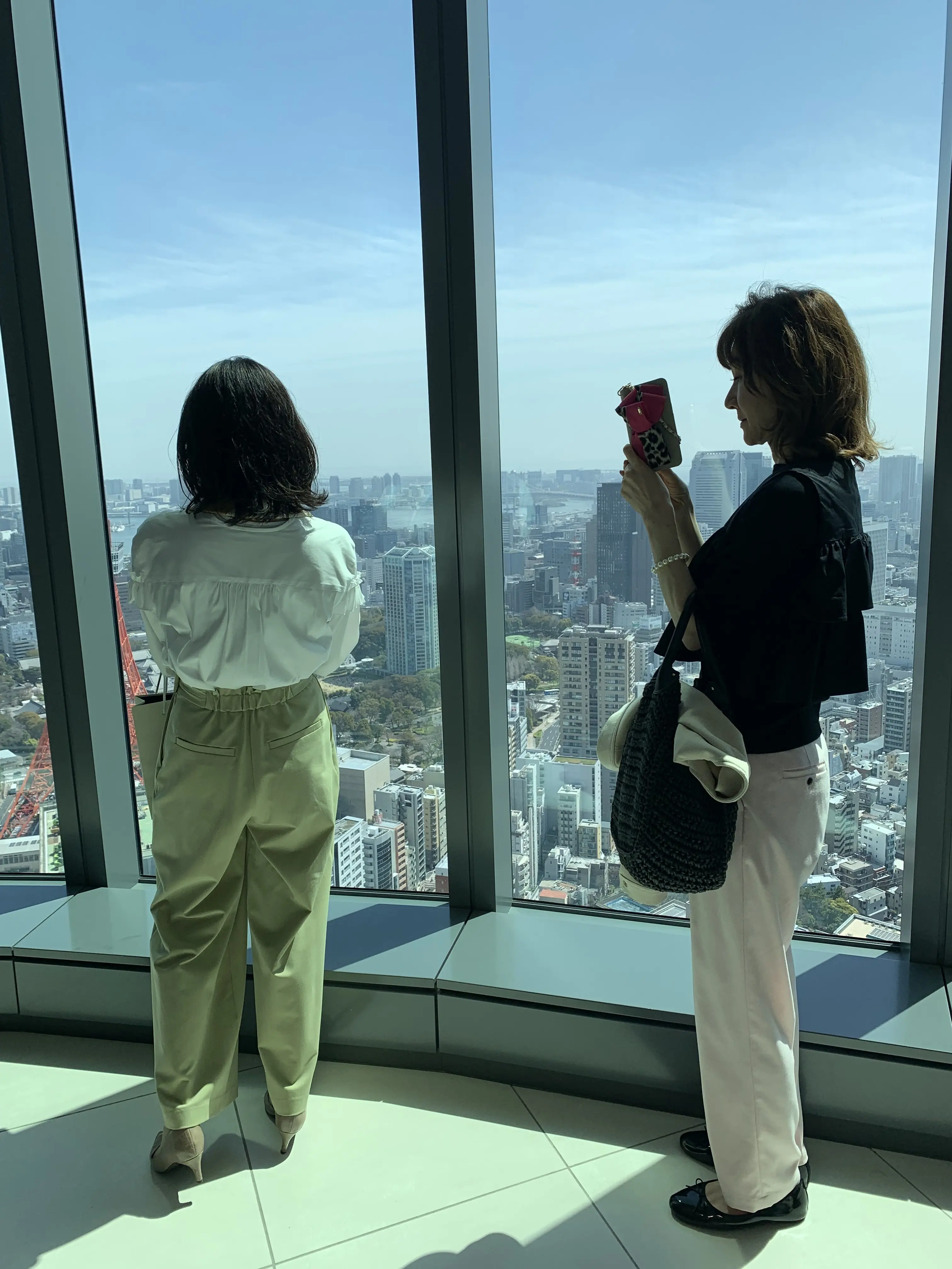 東京タワーを撮影する二人の女性