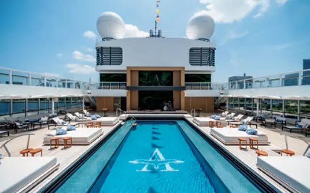 50代　ひとり旅　クルーズ船　豪華客船　飛鳥III　プール