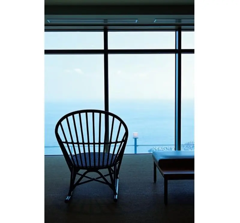 50代　ひとり旅　おすすめ　宿　静岡・熱海　 伊豆山 佳ら久　展望露天風 呂では、着替えをするスペースからも海を眺望。館内は どこもゆとりのある造りだ