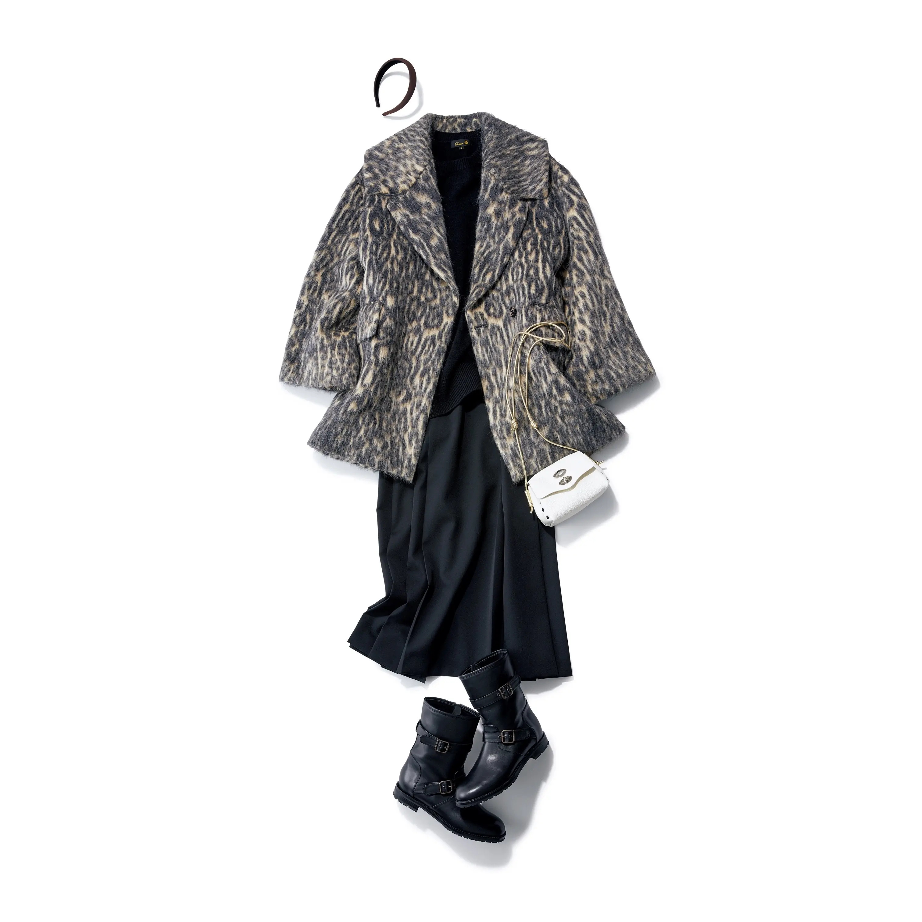 レオパード柄のミドル丈コートと黒スカートのコーデ