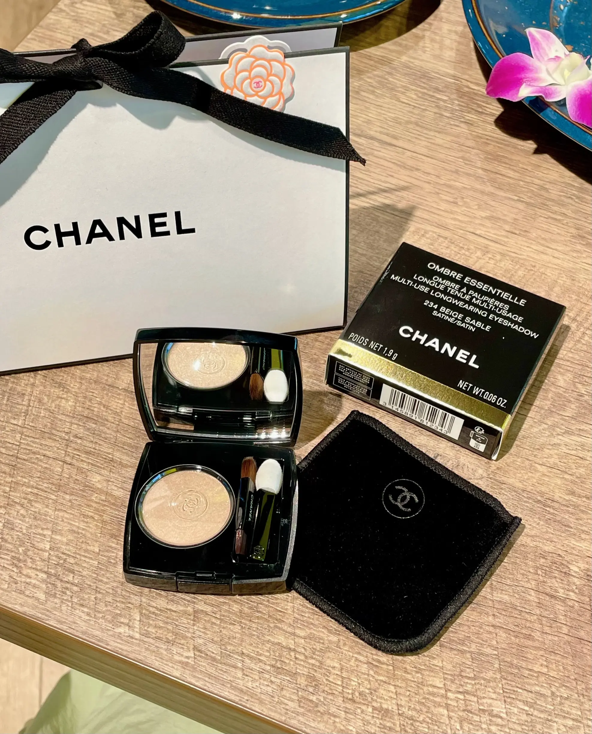 CHANEL、シャネル、バッグ、ショップバッグ、可愛い、モノトーン、シンプル、パッケージ、パッケージデザイン、カメリア、ピンクライン、ピンクラインカメリア、薔薇、お花、花、ランチ、女子会、母娘、母娘ランチ、アイシャドウ、CHANELアイシャドウ 、オンブル エサンシェル234 ベージュサーブル、シャネルアイシャドウ、ハイライト、シャネルハイライト、きめ細かい、上品、上品ラメ、品がいい、品質がいい、上質、上品なツヤ、上品な艶感、上質なツヤ、上質なツヤ感、上品なツヤ感、上質な艶感、袋付き、コンパクト、鏡付き