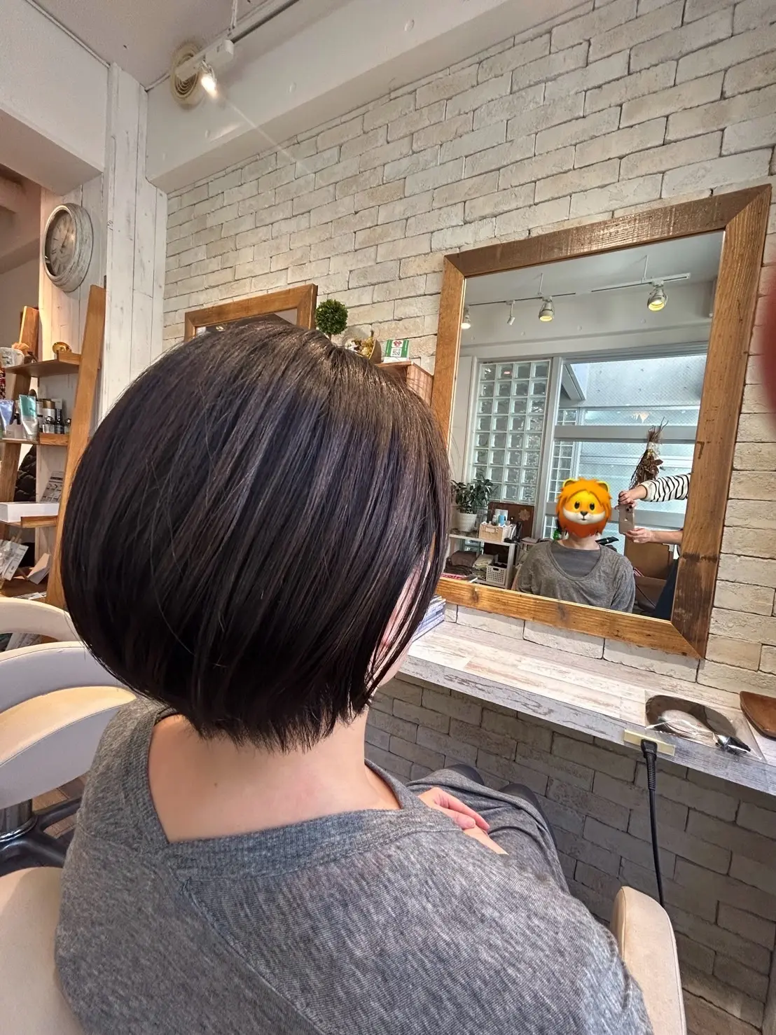 ヘアカット後のスッキリしたヘアを右側から