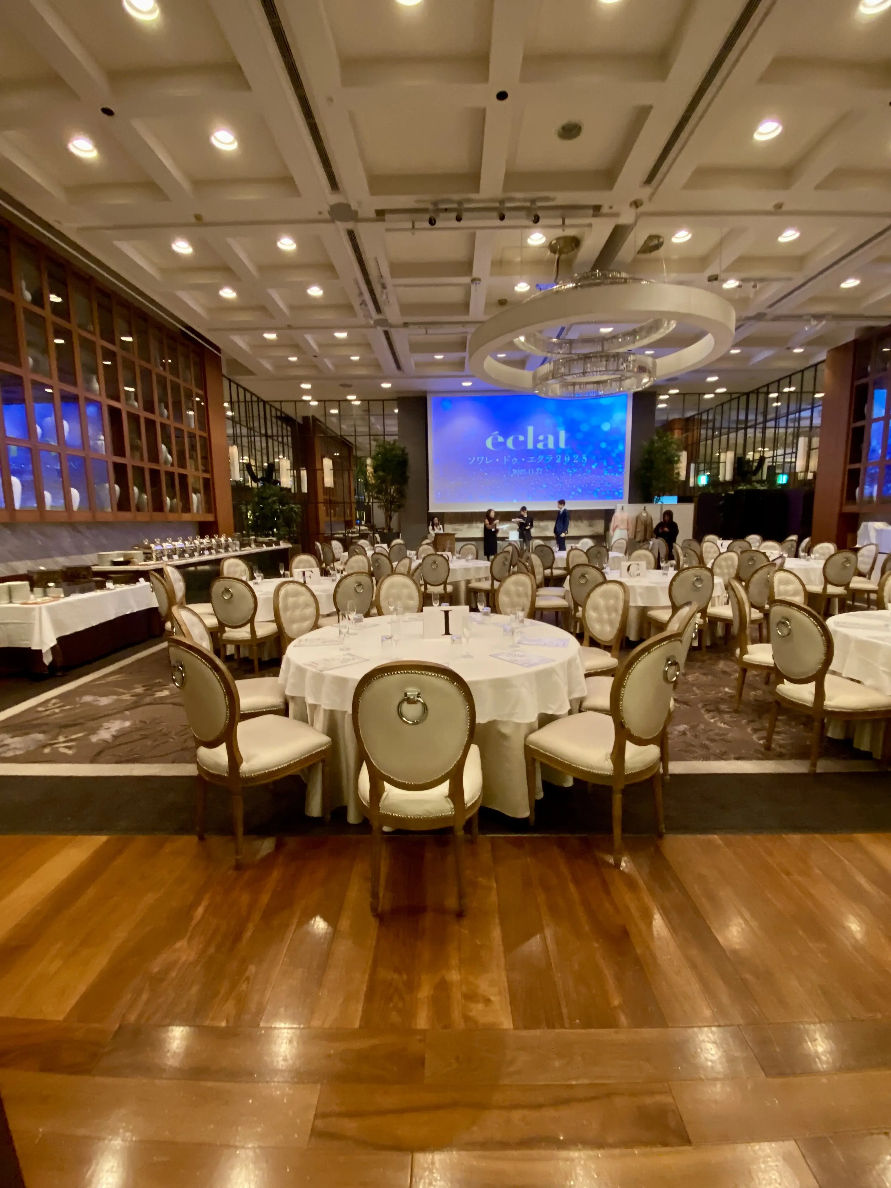 ソワレ・ドゥ・エクラ2025会場となったザストリングス表参道のバンケットルーム全景。準備中の白テーブルが並ぶラグジュアリーな空間。