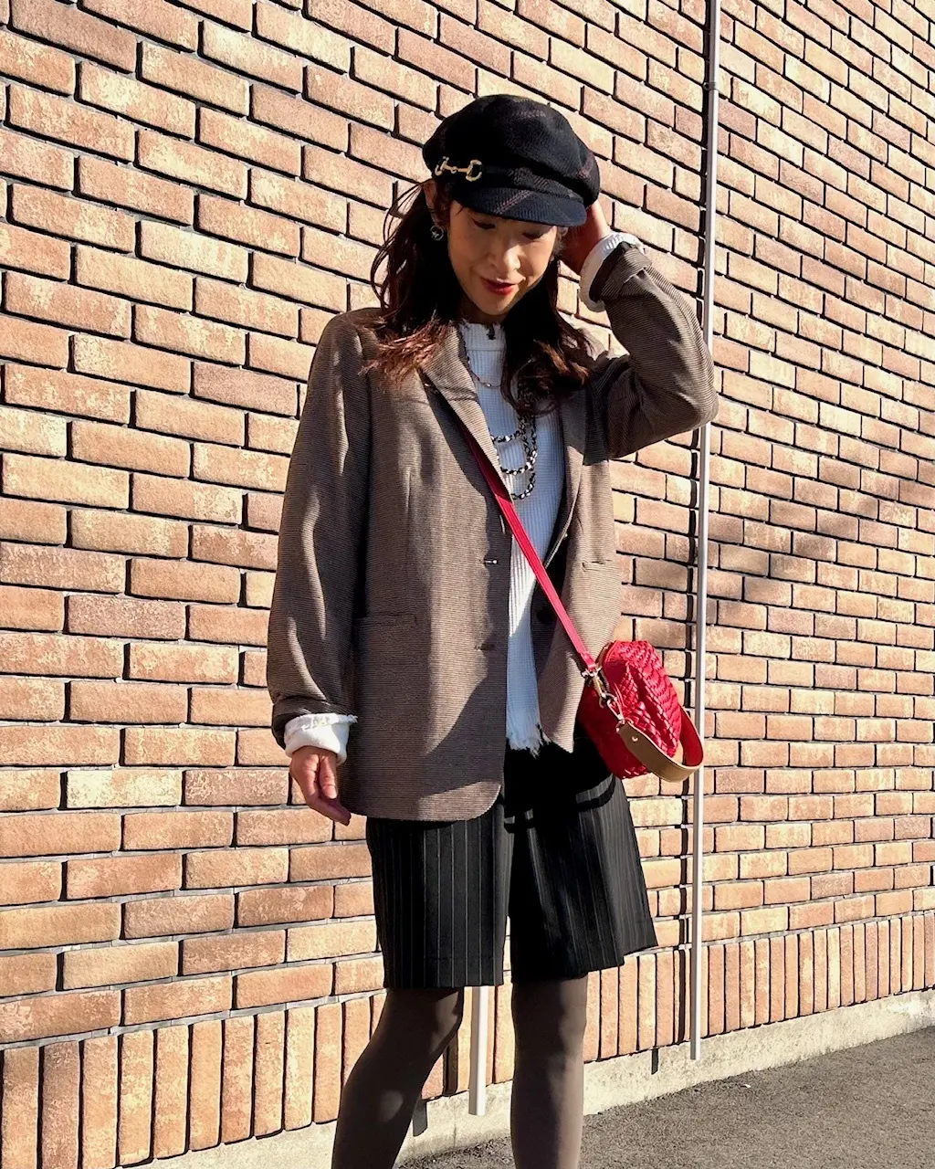無印良品のブラウンジャケットに赤いバッグを効かせて♪_1_1