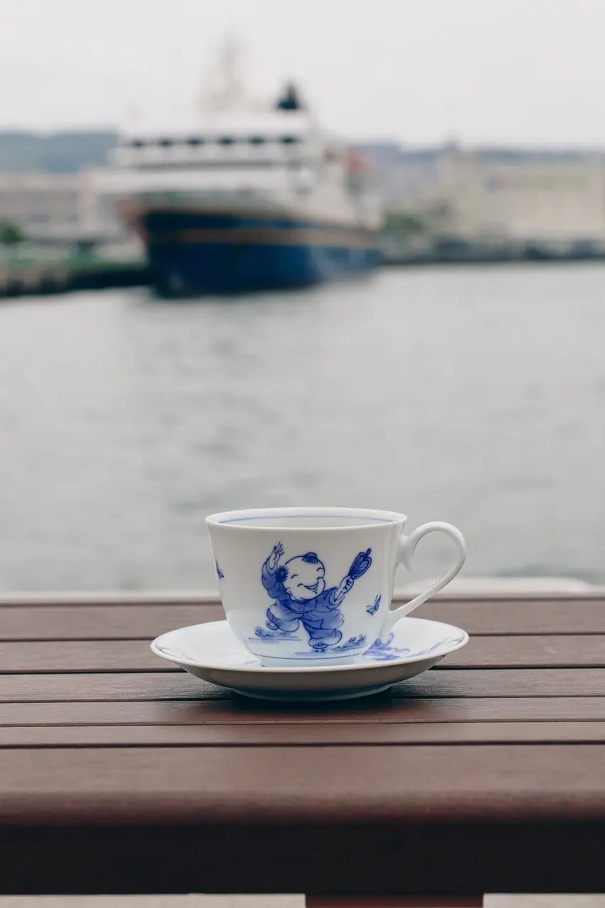 佐世保港と三川内焼のコーヒーカップ