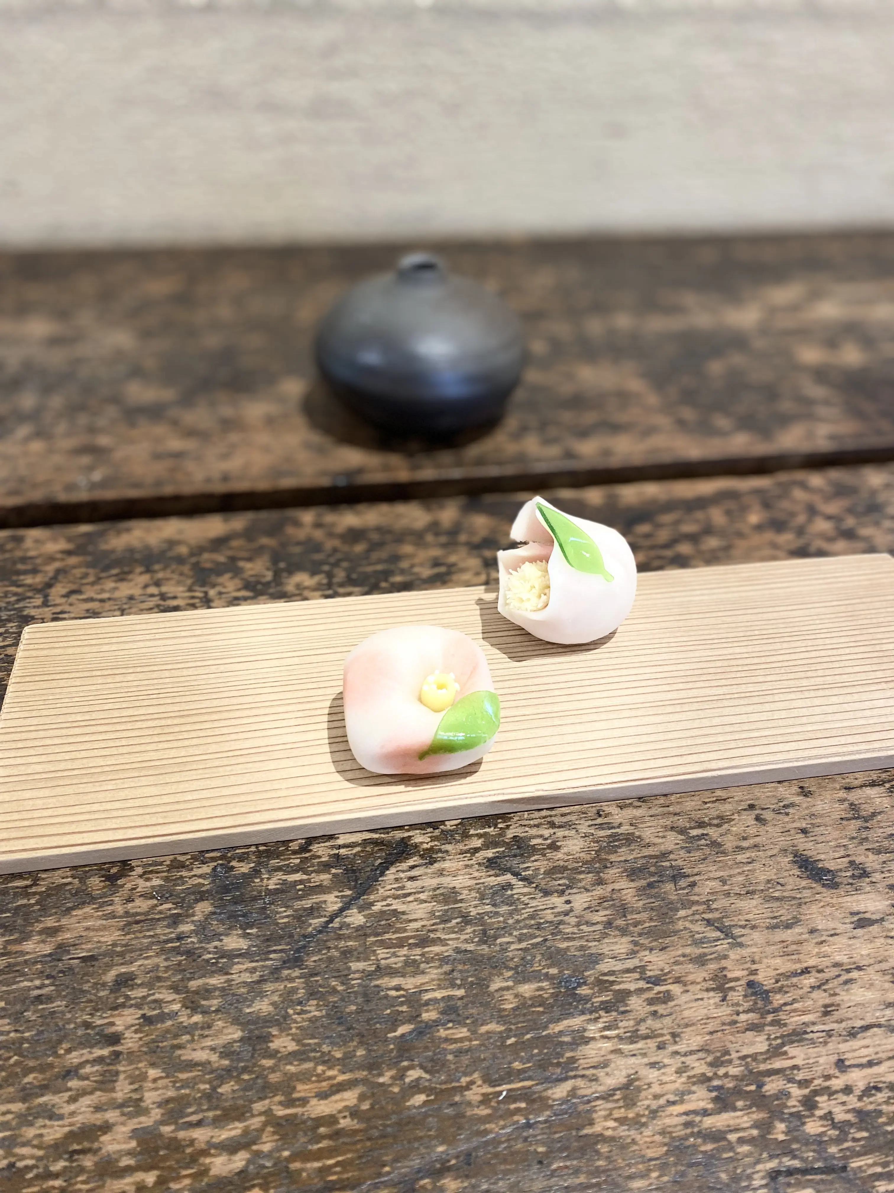 和菓子作り体験の講師が仕上げた「こかたし」「曼荼羅」の完成品見本。