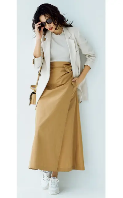 ジャケットと光沢感のある張り素材のスカートコーデのRINA