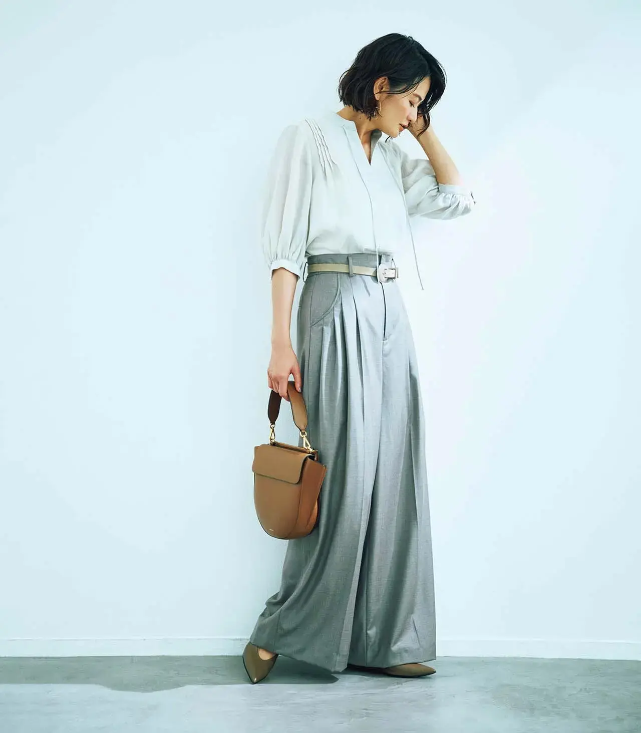 贅沢なドレープと極上のツヤで、ここまで華やかなパンツは快挙！主役を張れる一枚です　