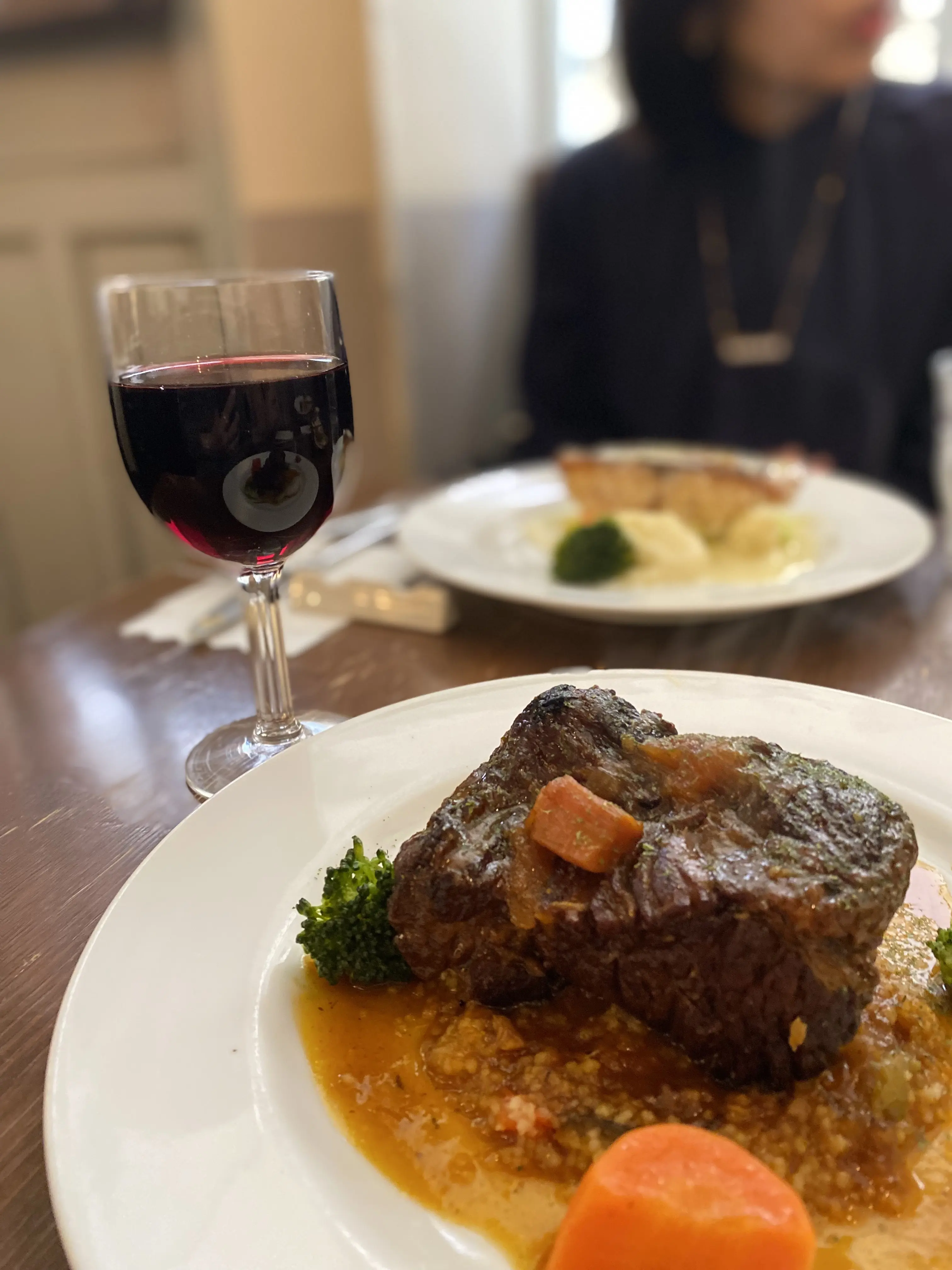 西早稲田「フランス食堂 montée」の名物ランチ、牛肉の赤ワイン煮込みとクスクス｜早稲田の隠れ家フレンチで味わう本格ビストロ料理｜早稲田ランチおすすめメイン