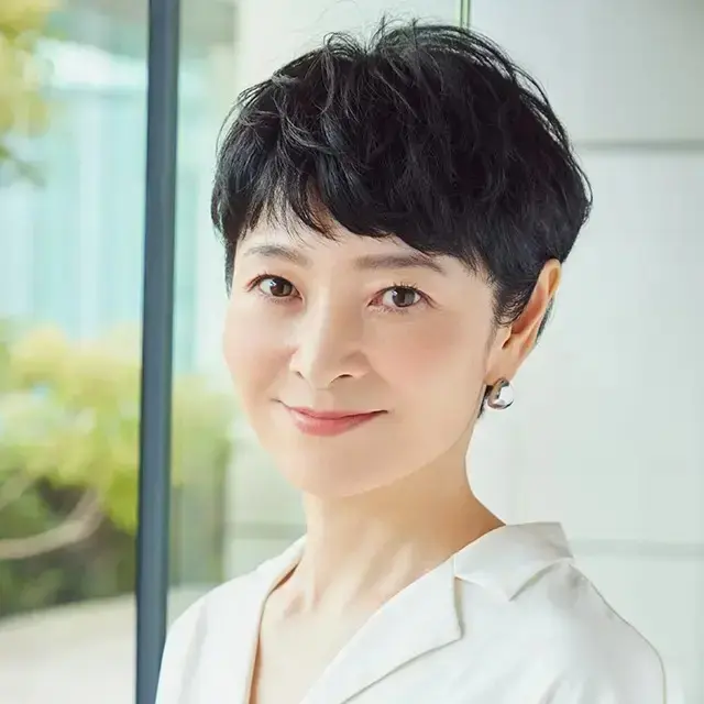 上品な雰囲気が秋らしい！若々しく見える「50代のショートヘア」29選