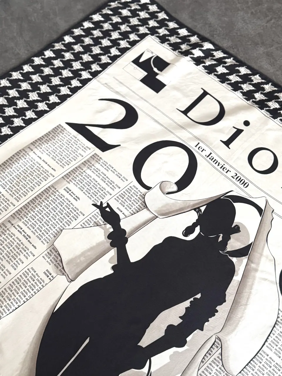 【おしゃれな40代・50代のスカーフコーデ】ヘアアレンジにジャケットに。いつものコーデが見違える「スカーフ」活用テクニック_1_10