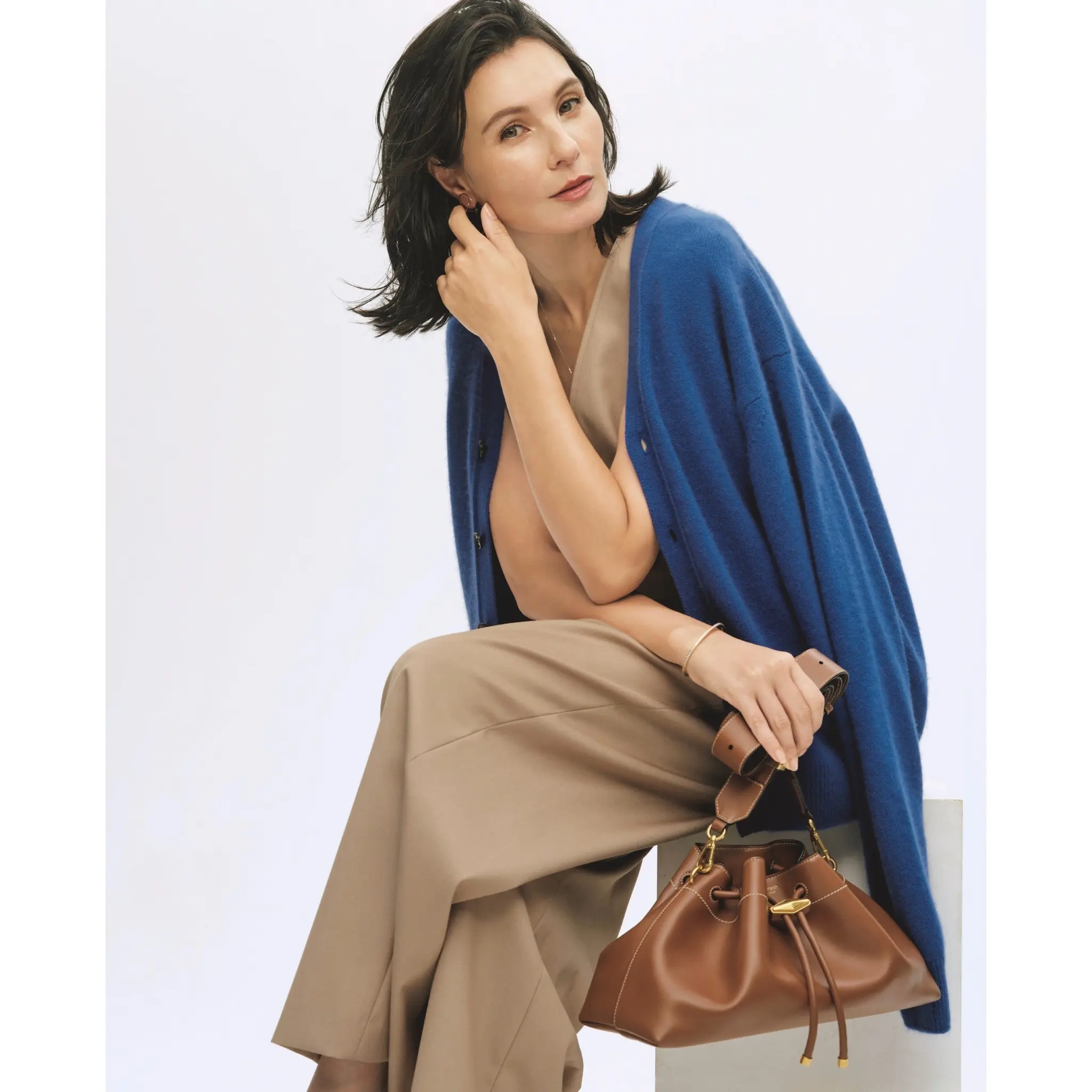 ブルーのロングカーディガンにベージュのオールインワンを合わせたコーディネート　モデル・田沢美亜