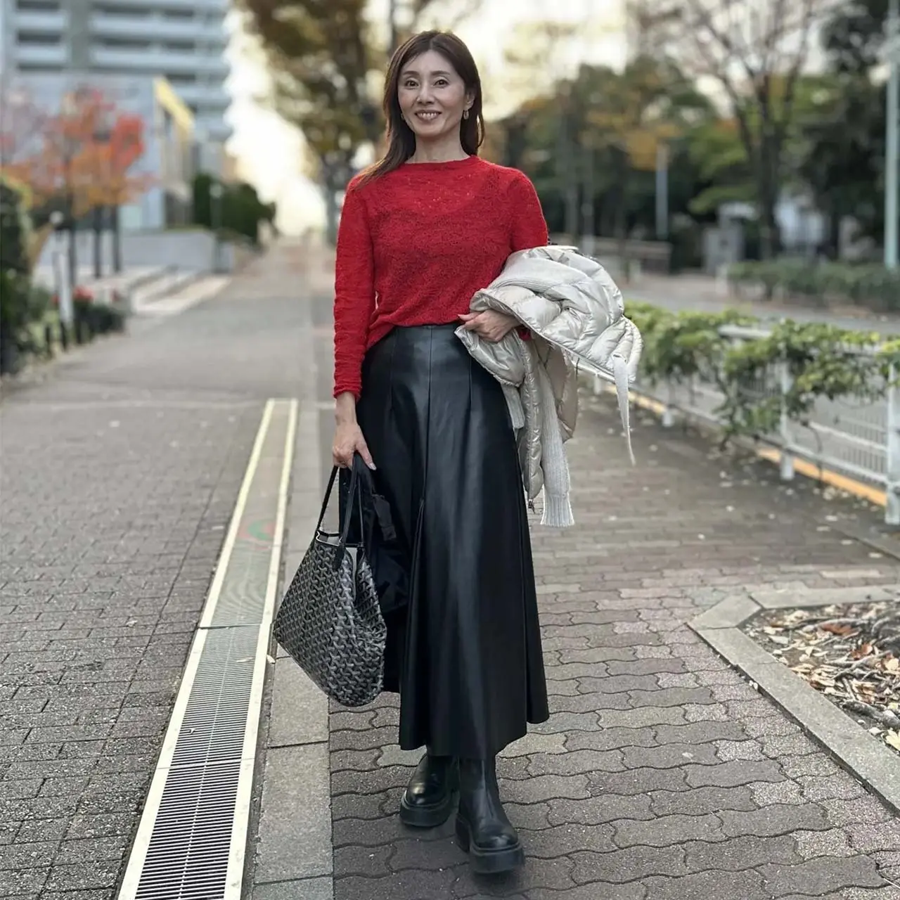 梁瀬理砂さん　ZARAの赤トップスとスカート、ブーツコーデ