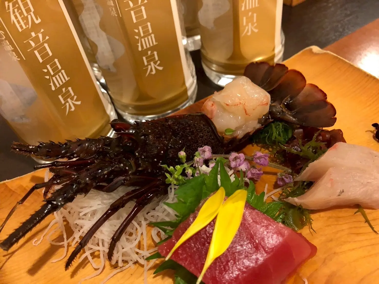 伊勢海老や中トロなど、南伊豆の新鮮な刺身の盛り合わせ