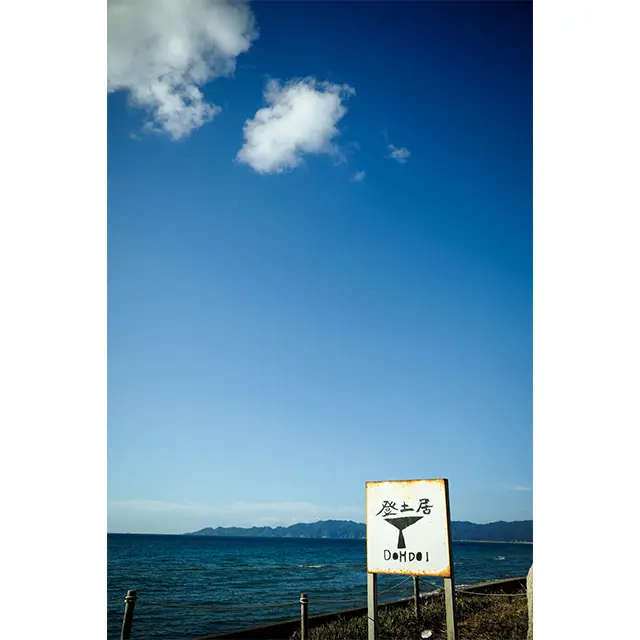 通りには 小さな看板のみ。目立つ装飾も ないが、家族連れや旅行者でに ぎわう