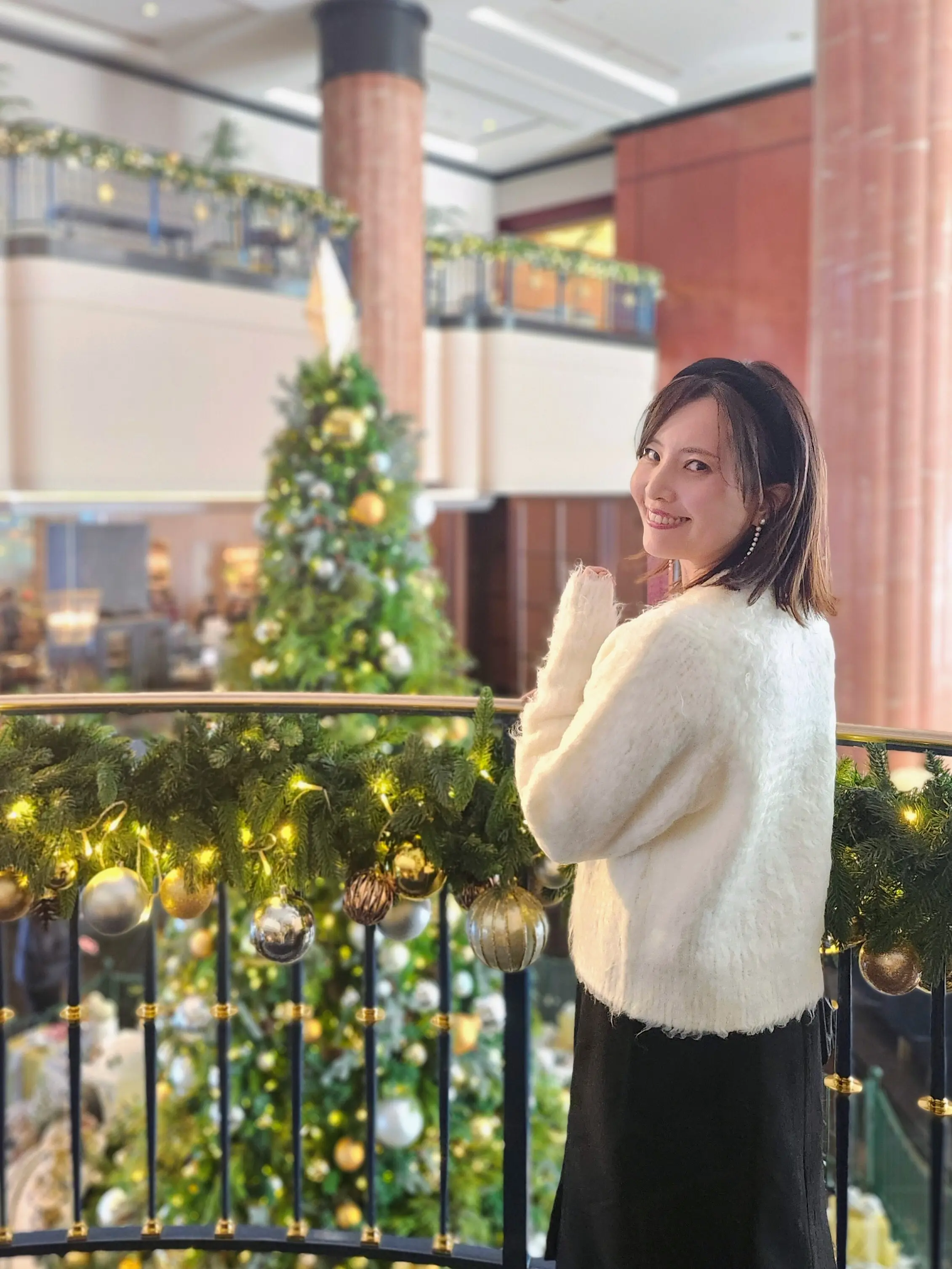 恵比寿ランチ、ウェスティンホテル東京、クリスマスツリー、恵比寿ガーデンプレイス、バカラ、シャンデリア、40代ファッション、ローストビーフ、ロウリーズ・ザ・プライムリブ、イルミネーション、サラダビュッフェ、デザートビュッフェ