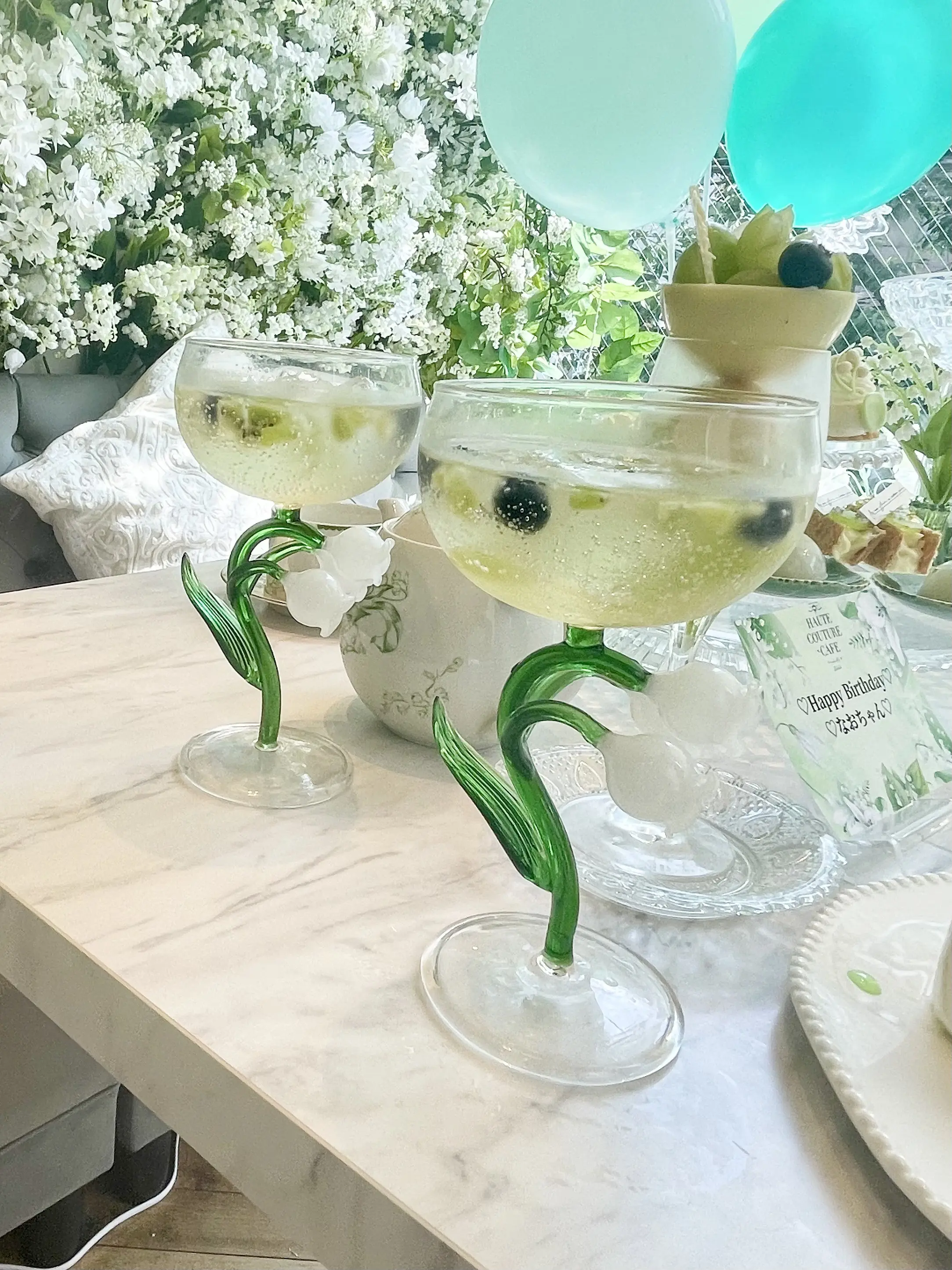 夏、夏ワンピース、夏ワンピ、ワンピ、白ワンピ、ロングヘア、黒髪、黒髪ロング、HAUTE COUTURE・CAFE nakameguro 、HAUTE COUTURE・CAFE 、中目黒、アフタヌーンティー、マスカット、すずらん、ケーキ、スイーツ、花束、ピンクの花束、白ワンピース、ホワイト、ホワイトワンピース、ワンピース、ノースリーブ、ノースリーブワンピース、パフェ、アイス、お花、お花の世界、お花の内装、店内、お花の店内、お花の装飾、アフタヌーンティー専門店、Shine Muscat Afternoon tea、たっぷりフルーツのすずらんsoda付き、 7/3~9/16期間限定、期間限定、バースデー、バースデープラン、バースデーケーキ、デコレーションケーキ、ホールケーキ、すずらんグラス、オリジナルグラス