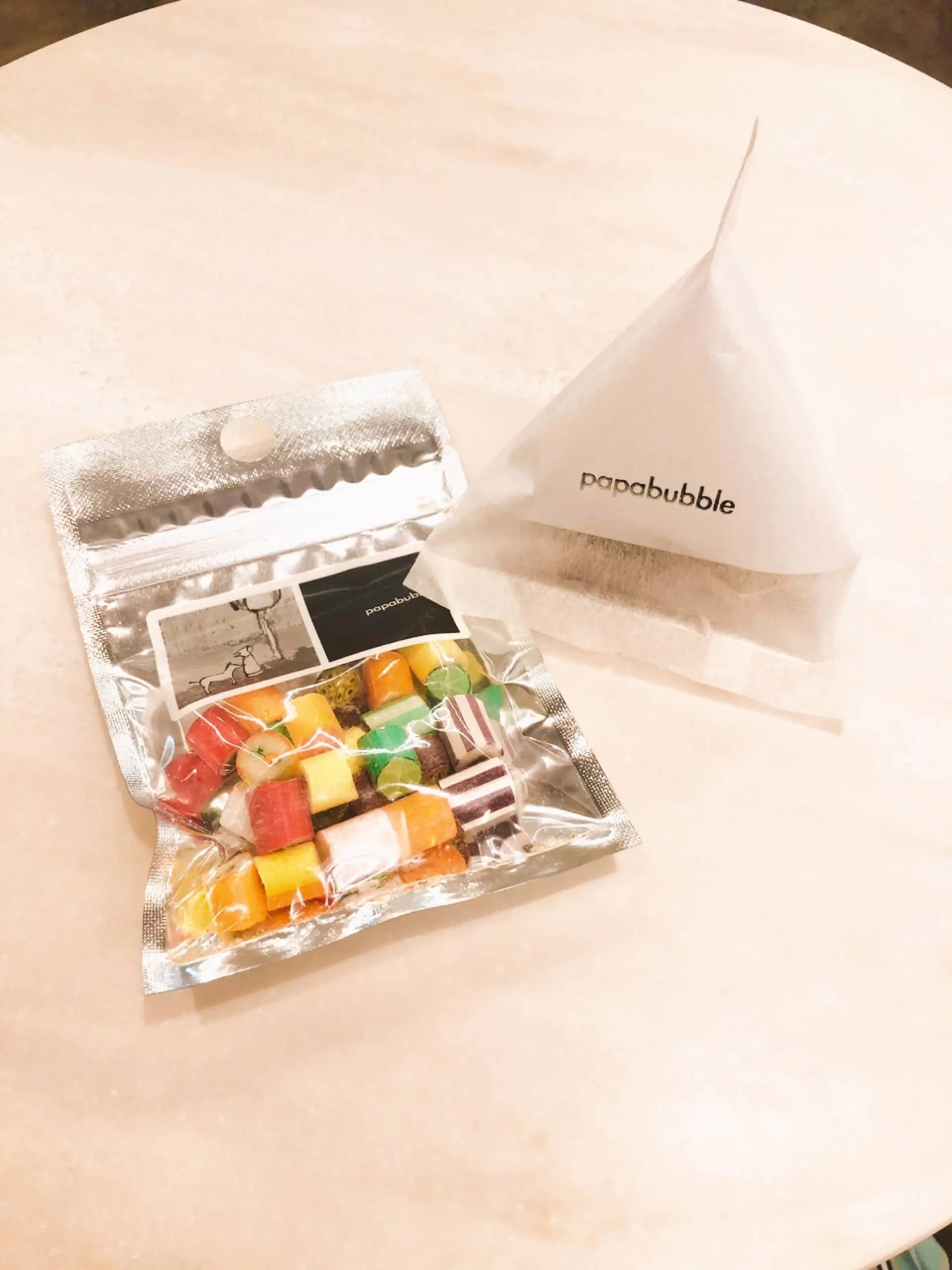 「PAPABUBBLE」のフルーツミックスキャンディーとソフト塩キャラメル。