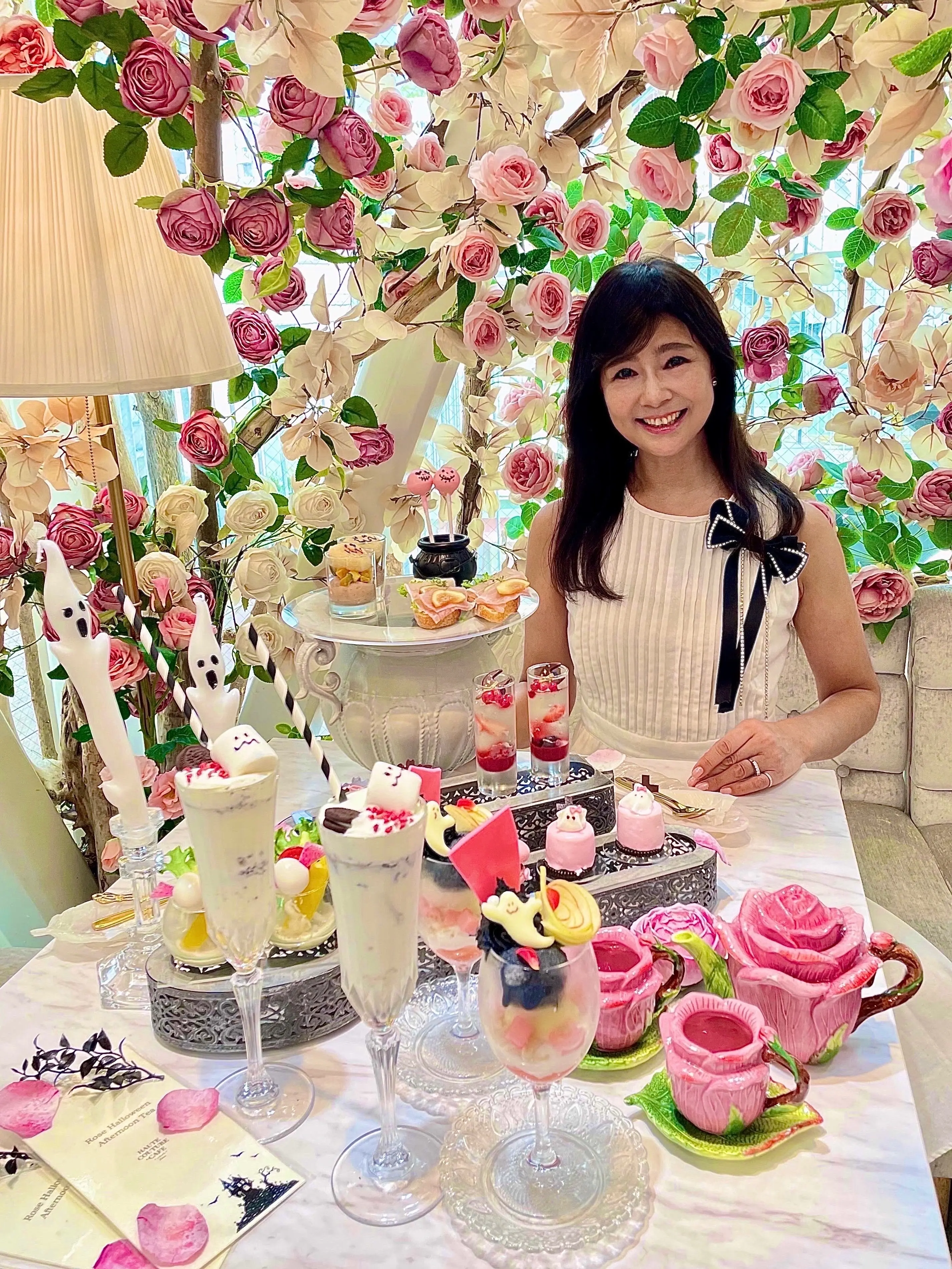 薔薇の装飾、バラ、バラの世界、薔薇の世界、ソファ、ソファー、黒ヒール、フラットシューズ、ローヒール、黒ローヒール、パンプス、黒パンプス、ビジュー付きパンプス、キラキラ、ビジュー付きシューズ、ビジュー付きヒール、ビジュー付きローヒール、白、白ワンピース、ホワイト、ホワイトワンピース、ノースリーブ、ワンピ、白ワンピ、ノースリーブワンピース、ノースリーブワンピ、秋、秋服コーデ、秋コーデ、残暑コーデ、着回し、夏コーデ、夏ワンピース、夏ワンピ、秋ワンピース、秋ワンピ、夏服コーデ、リボン、黒リボン、ビジュー付きリボン、ブローチ、バレッタ、2way、2Way、Ribbon accessories、Bijou Irise 、shoes、ワンピース、SHEIN、Rose Halloween Afternoon Tea、表参道、オートクチュールカフェ、HAUTE COUTURE CAFE、 Haute Couture Cafe、 期間限定、ローズハロウィンアフタヌーンティー、ピンクハロウィン、テラス席、ウェイティングシート、薔薇のカップ、薔薇のティーカップ、バラのカップ、バラのティーカップ、薔薇のポット、バラのポット、薔薇のカップ&amp;ソーサー、バラのカップ&amp;ソーサー、カップ&amp;ソーサー、ポットセット、ティーポットセット、薔薇のティーポットセット、薔薇のポットセット、バラのティーポットセット、バラのティーセット、ハロウィンサラダ、サラダ、ミイラ、コウモリ、バーニャカウダ、ソーセージ、デコデリ、チーズソース、蕪、カブ、ミイラソーセージ、ハロウィンメニュー、ハロウィンデリ、ハロウィンお弁当、チキン、ブロッコリー、セイボリー、お料理、お食事、ランチ、食事、カフェ、和栗ティー、アイスティー、カシス、ベリーティー、オリジナルティー、アップルティー、フリーフロー、飲み放題、フレーバーティー、ラビオリ、トリュフ、トリュフの香り、アスパラ、白アスパラ、美味しい、お料理、お食事、食事、ランチ、ペッパー、イタリアン、パスタ、ショートパスタ、生パスタ、店内、薔薇の装飾、バラの装飾、薔薇の世界、薔薇の内装、薔薇の装飾、バラ、バラの世界、薔薇の世界、ソファ、ソファー、ソファー席、Rose Halloween Afternoon Tea、表参道、オートクチュールカフェ、HAUTE COUTURE CAFE、 Haute