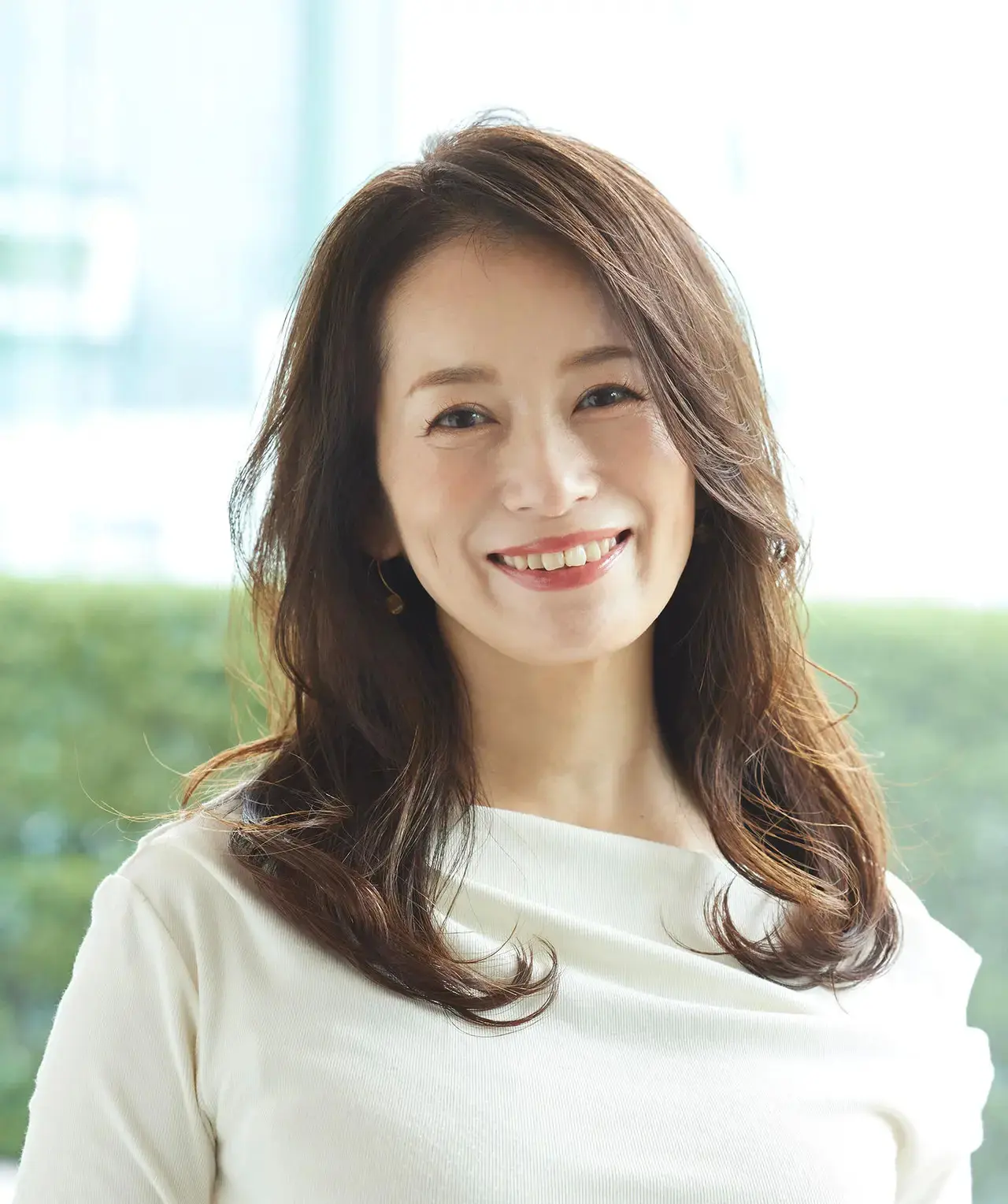 “縦”を意識したセミロングでトップのボリューム不足を解決！【50代髪型・ヘアスタイル】